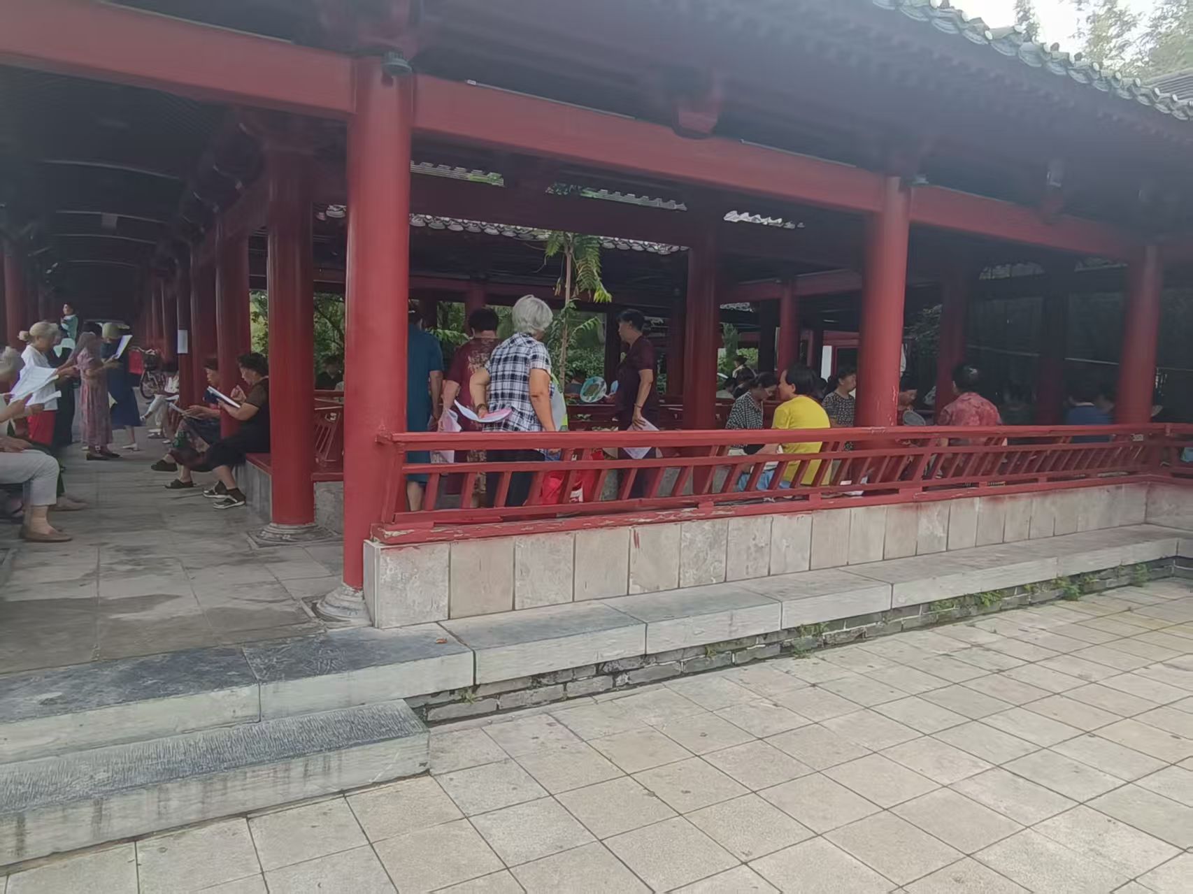 在长亭里大合唱