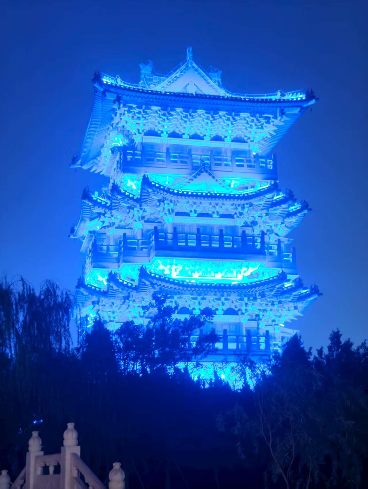 没拍到红光的时候，现在更像鬼樊楼？（玩游戏玩魔怔了）