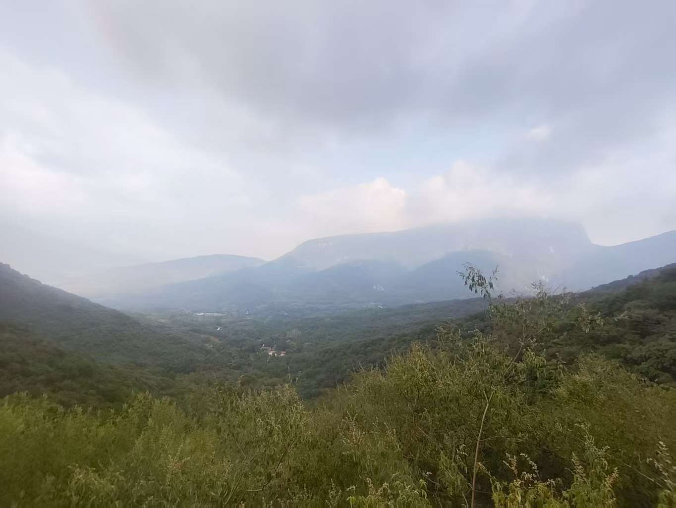 被云雾遮挡着的嵩山